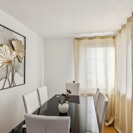 公寓 Stilvolles City-apartment Im Herzen Von 伯布林根